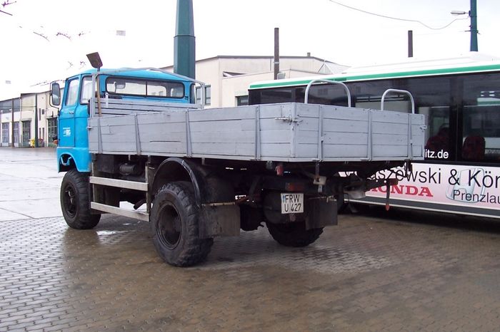 Pritschen-LKW vom DDR-Typ IFA W 50 LA/A auf dem Betriebshof Eberswalde